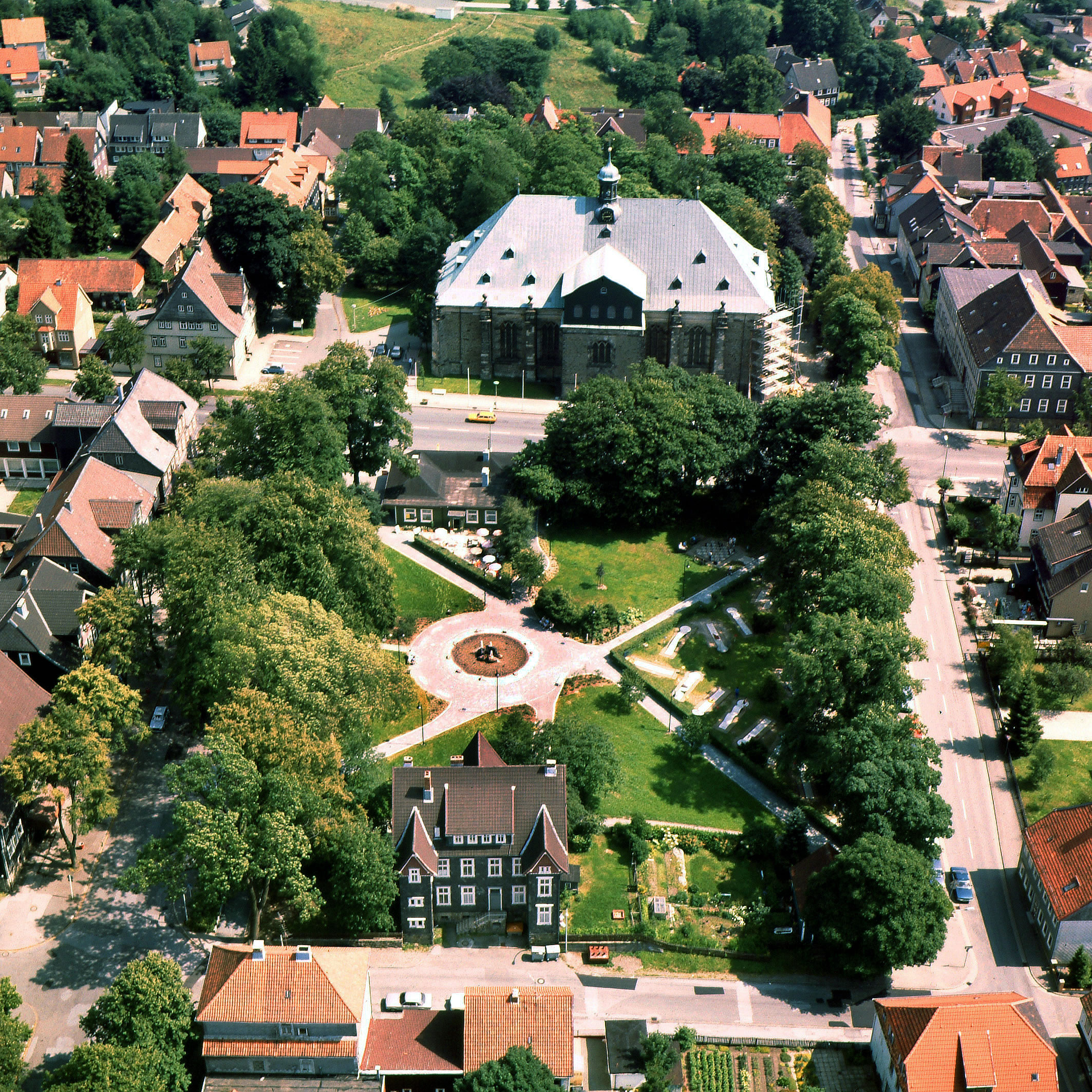 Thomas Merten Platz und Steinkirche St.-Salvatoris